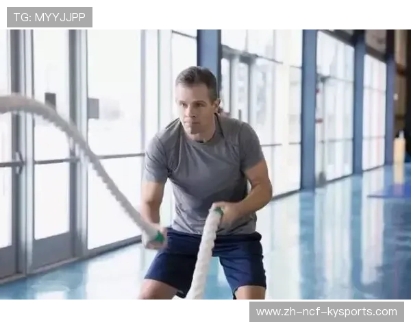 高效手臂塑形方案：战绳与药球的动态燃脂训练